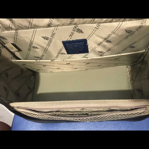 London Fog men’s locked hanging travel bag - Picture 11 of 16